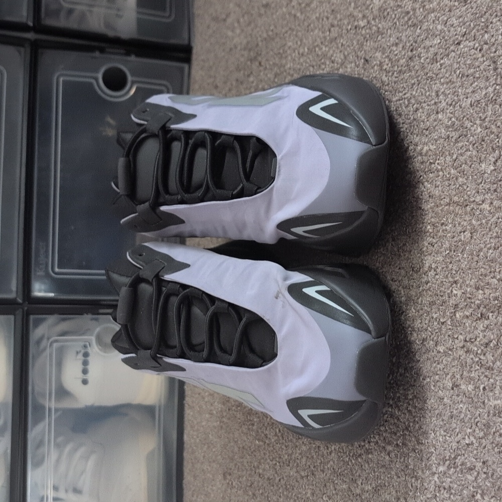 Yeezy Boost 700 - Picture 3 of 4